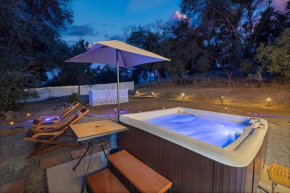 HIlltop Oasis with games, hot tub, Fire-pit, Deck, Views